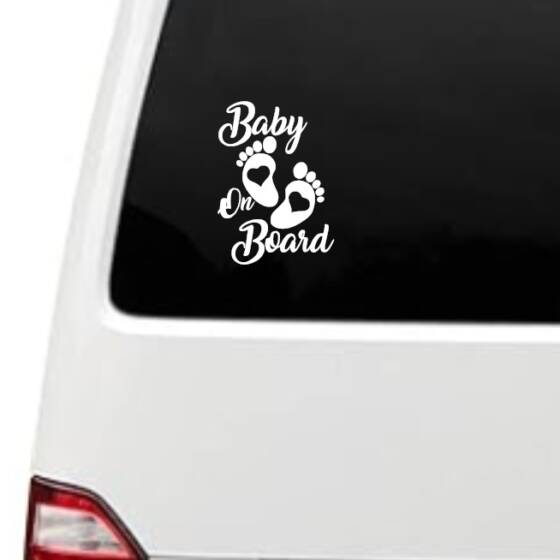 Fahrzeug mit einem "Baby on Board"-Aufkleber in Weiß auf der Heckscheibe.