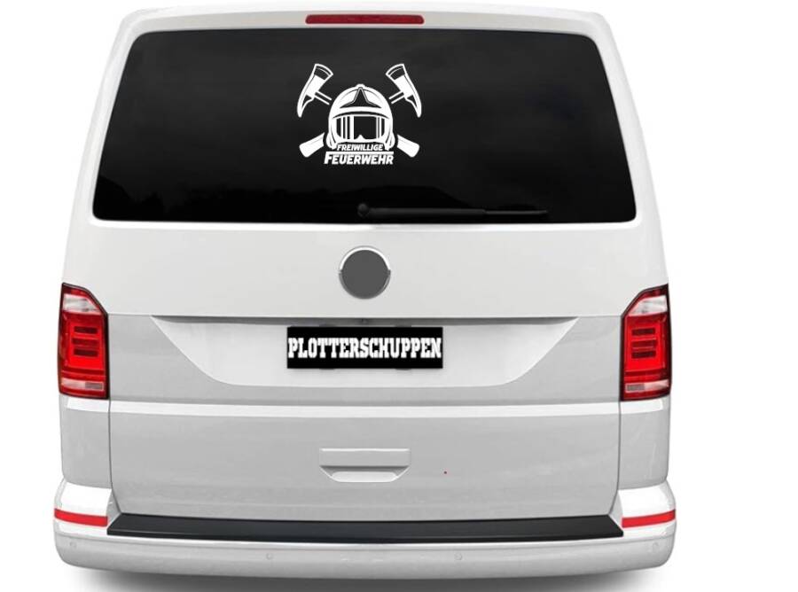 Weißer Aufkleber mit Feuerwehrhelm und gekreuzten Äxten, Schriftzug "Freiwillige Feuerwehr" auf einer Heckscheibe.