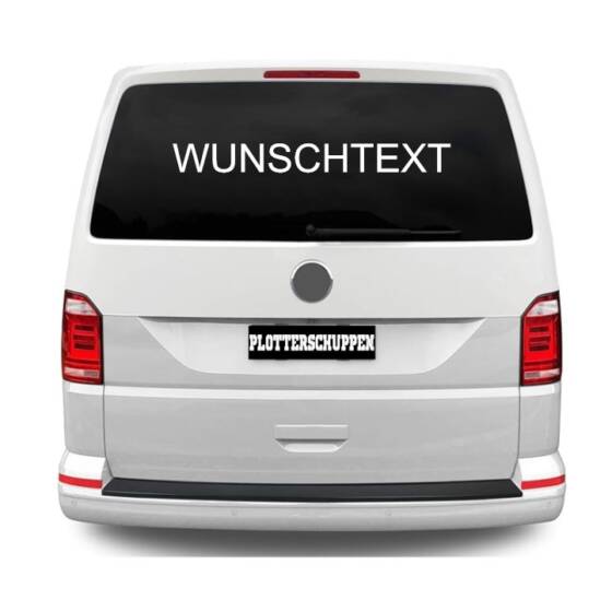 Fahrzeug mit individuell anpassbarem "WUNSCHTEXT"-Aufkleber auf der Heckscheibe.
