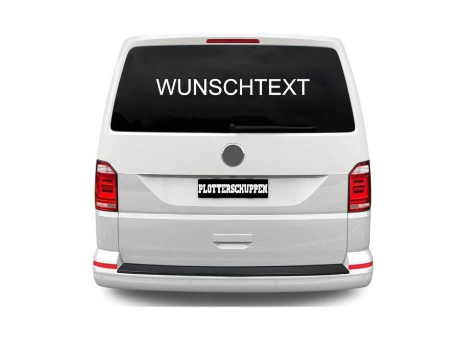 Fahrzeug mit individuell anpassbarem "WUNSCHTEXT"-Aufkleber auf der Heckscheibe.
